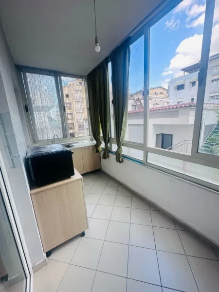Tirane, jepet me qera apartament 2+1+Ballkon Kati 3, 94 m² 500 € (Kodra e diellit prane kopeshtit botanik)