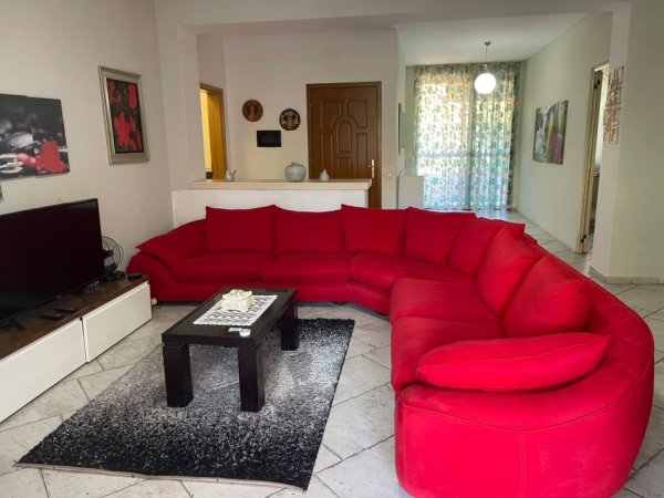 Tirane, jepet me qera apartament 2+1+Ballkon Kati 1, 140 m² 600 € (PAZARI I RI)