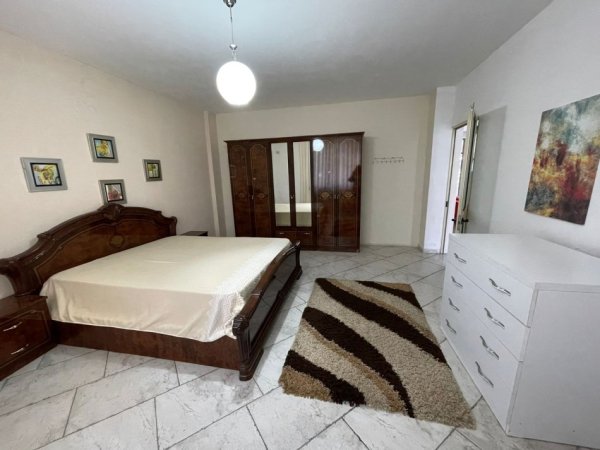 Tirane, jepet me qera apartament 2+1+Ballkon Kati 1, 140 m² 600 € (PAZARI I RI)