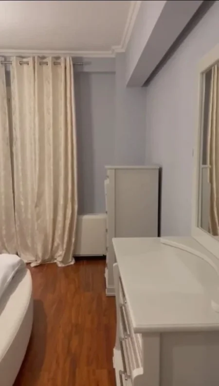 Tirane, jepet me qera apartament 3+1+Ballkon Kati 3, 160 m² 2.000 € (Rruga Ismail Qemali)