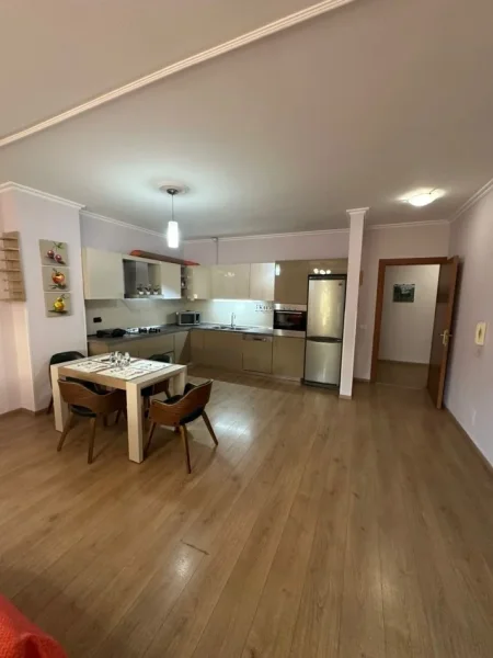 Tirane, jepet me qera apartament 2+1+Ballkon Kati 2, 120 m² 650 € (Shkolla e Baletit, Xhamia e Tabakeve)