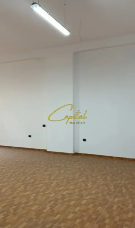 Tirane, jepet me qera ambjent biznesi Kati 1, 120 m² 1000 € (SELVIA)