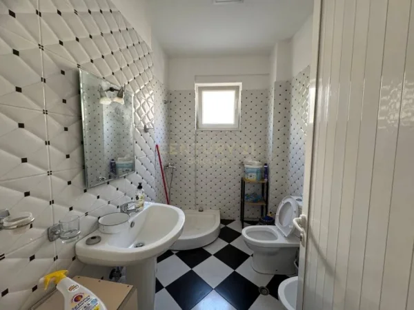 Tirane, jepet me qera apartament 2+1 Kati 2, 85 m² 600 € (Kompleksi Fz)