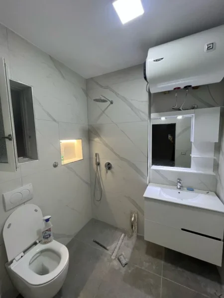 Tirane, JEPET ME QERA SUPER APARTAMENT 1+1 NE RRUGEN E KAVAJES  NE 21 DHJETORIT , 75 m² 490 €