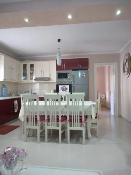 Durres, jepet me qera apartament 2+1+Ballkon , 700 € (Golem)