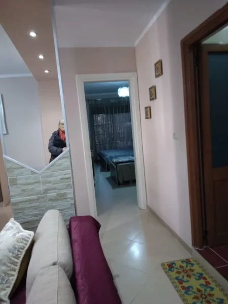 Durres, jepet me qera apartament 2+1+Ballkon , 700 € (Golem)