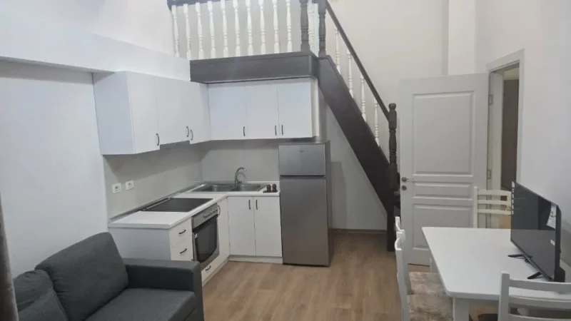 Tirane, jepet me qera apartament 1+1+Ballkon Kati 1, 59 m² 500 € (Yzberisht)