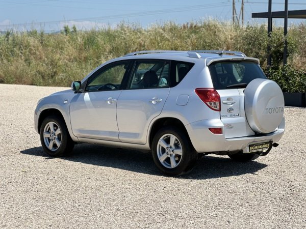 Durres, shitet SUV | Xhip TOYOTA RAV4 D4D Nafte, gri metalizato manuale Klima