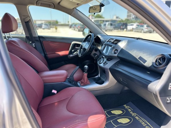 Durres, shitet SUV | Xhip TOYOTA RAV4 D4D Nafte, gri metalizato manuale Klima