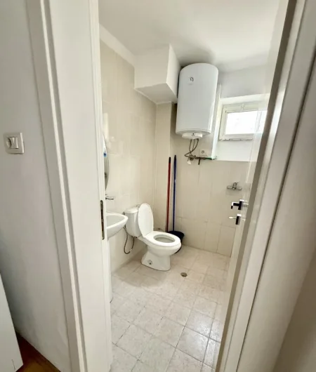 Tirane, jepet me qera apartament 1+1 Kati 2, 60 m² 500 € (rruga Bardhyl)