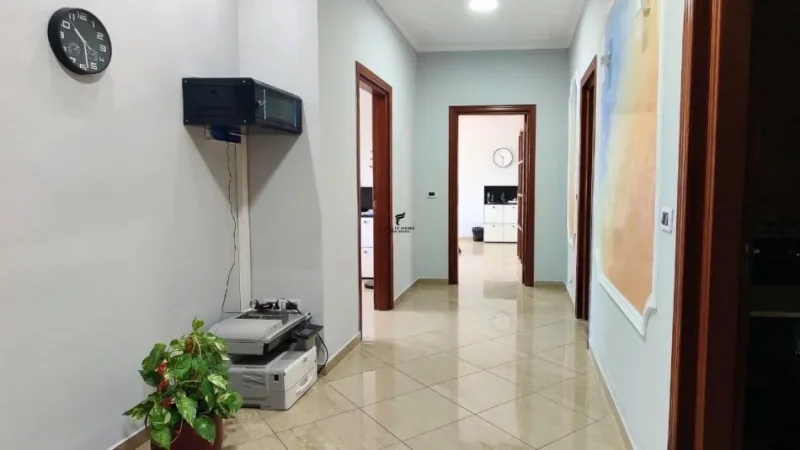 Tirane, jepet me qera zyre Kati 3, 140 m² 1.100 € (RRUGA E ELBASANIT)