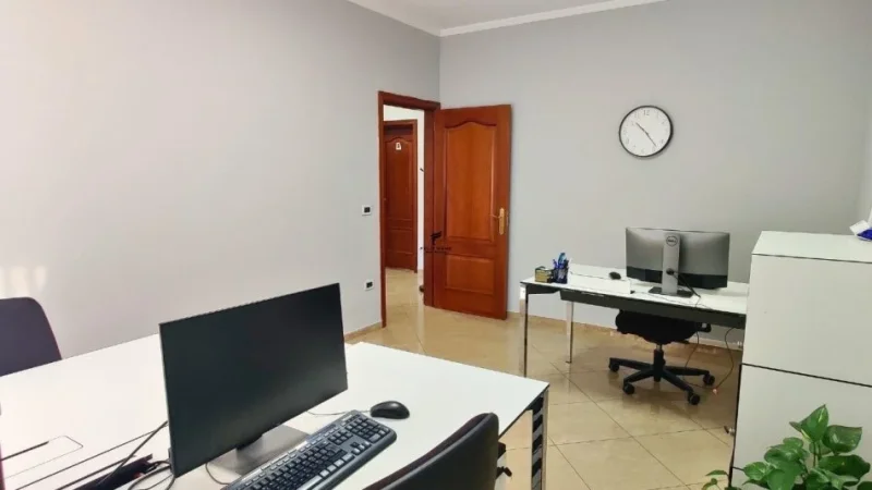 Tirane, jepet me qera zyre Kati 3, 140 m² 1.100 € (RRUGA E ELBASANIT)