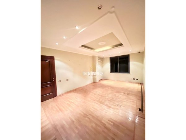 Tirane, jepet me qera zyre Kati 4, 140 m² 1.300 € (Kafe Roma, Bulevardi Bajram Curri)