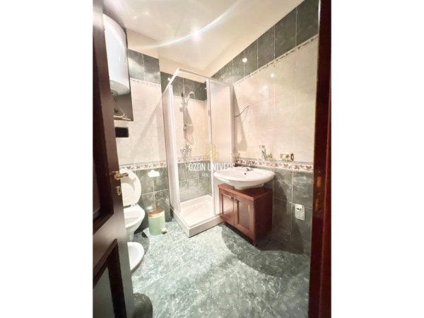 Tirane, jepet me qera zyre Kati 4, 140 m² 1.300 € (Kafe Roma, Bulevardi Bajram Curri)