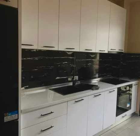 Tirane, jepet me qera apartament 1+1+Ballkon Kati 3, 70 m² 400 € (Rruga 5 Maj , prane pallateve te bashkise)