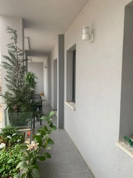 Tirane, jepet me qera apartament 1+1+Ballkon Kati 3, 70 m² 400 € (Rruga 5 Maj , prane pallateve te bashkise)