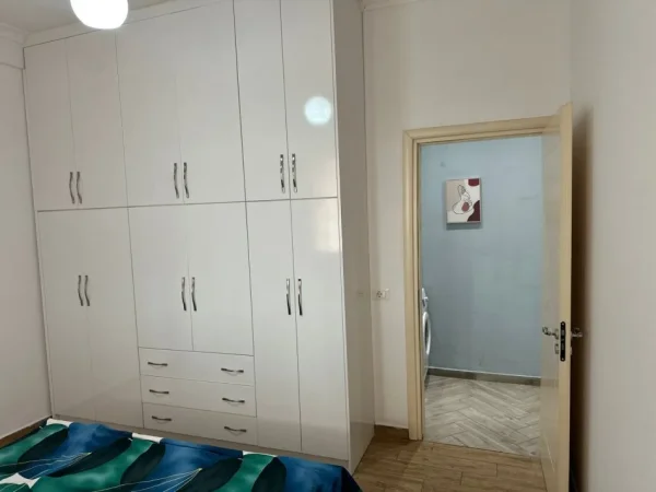 Tirane, jepet me qera apartament 1+1+Ballkon Kati 8, 100 m² 450 € (rruga Teodor Keko)