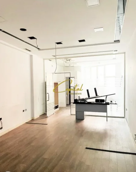 Tirane, jepet me qera ambjent biznesi Kati 0, 60 m² 900 € (QENDER)