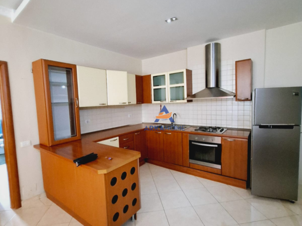 Tirane, jepet me qera apartament 2+1+Ballkon Kati 4, 125 m² 570 € 