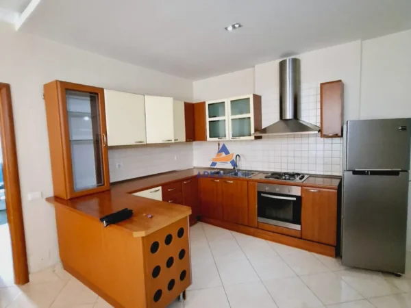 Tirane, jepet me qera apartament 2+1+Ballkon Kati 4, 125 m² 570 € 