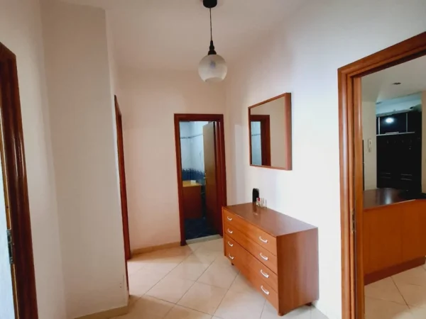 Tirane, jepet me qera apartament 2+1+Ballkon Kati 4, 125 m² 570 € 