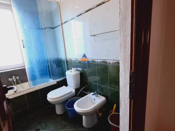 Tirane, jepet me qera apartament 2+1+Ballkon Kati 4, 125 m² 570 € 