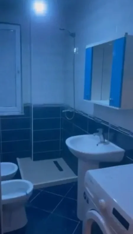 Tirane, jepet me qera apartament 1+1+Ballkon Kati 2, 63 m² 400 € (rruga Teodor Keko)