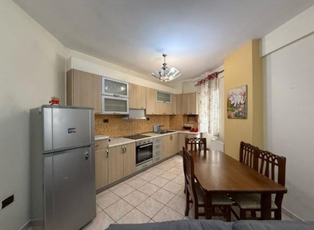 Tirane, jepet me qera ambjent biznesi Kati 2, 120 m² 1.400 € (blloku)