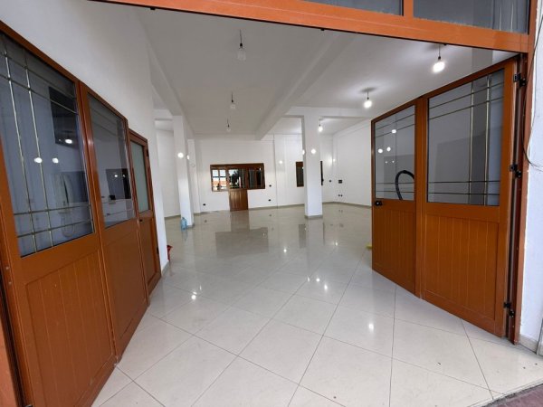 Tirane, jap me qera ambjent biznesi Kati 0, 800 € 