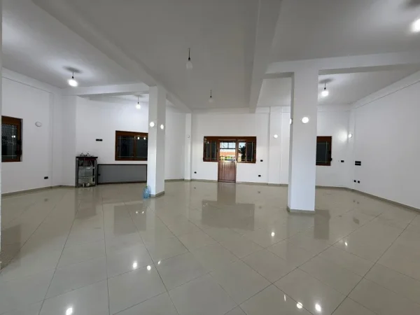 Tirane, jap me qera ambjent biznesi Kati 0, 800 € 