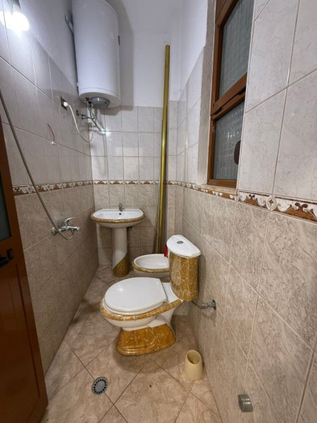Tirane, jap me qera ambjent biznesi Kati 0, 800 € 