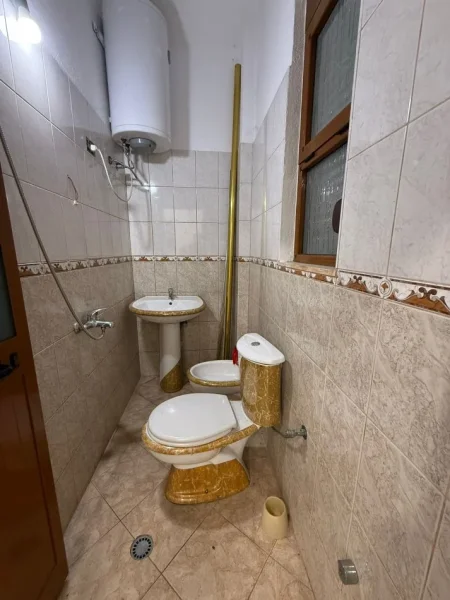 Tirane, jap me qera ambjent biznesi Kati 0, 800 € 