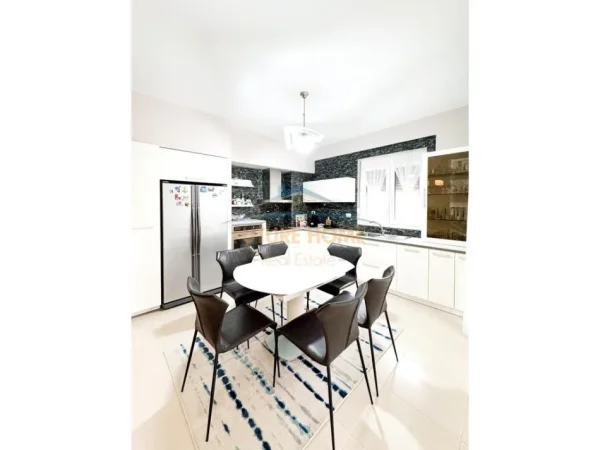 Gjiri Lalezit, shitet apartament 2+1+Ballkon Kati 2, 113 m² 240.000 € (Durres)