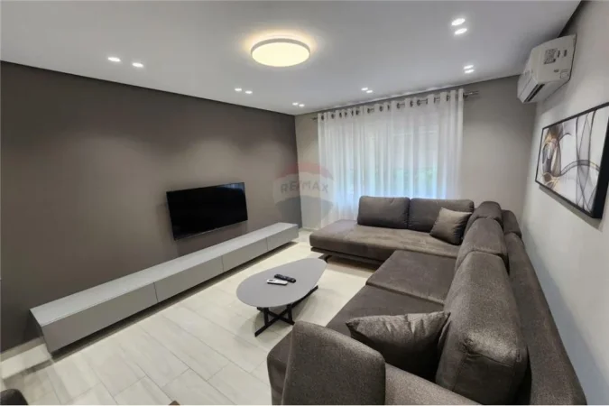Tirane, jepet me qera apartament 2+1 Kati 2, 75 m² 900 € (9 katshet)