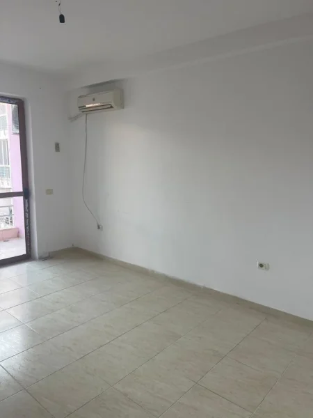 Tirane, jepet me qera apartament 3+1+Ballkon Kati 5, 135 m² 350 € (rruga thoma koxhaj)