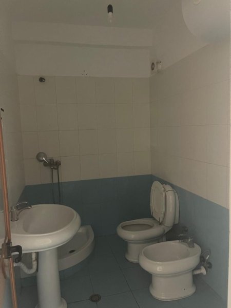 Tirane, jepet me qera apartament 3+1+Ballkon Kati 5, 135 m² 350 € (rruga thoma koxhaj)