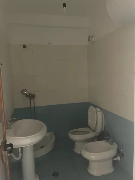 Tirane, jepet me qera apartament 3+1+Ballkon Kati 5, 135 m² 350 € (rruga thoma koxhaj)