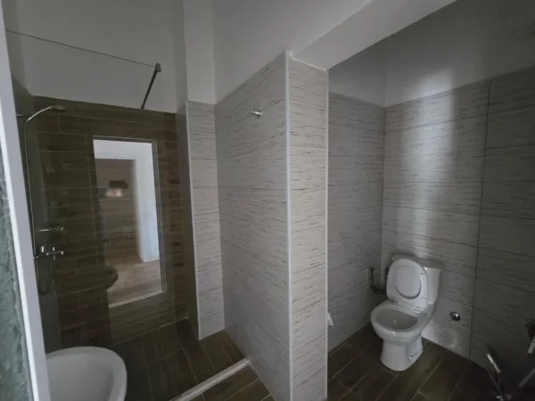 Durres Plazh, shitet apartament 2+1 Kati 1, 65 m² 76.000 € (Plazh)