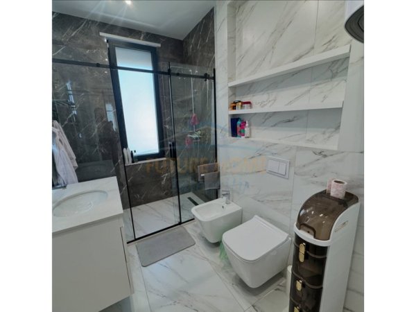 Tirane, shitet SUPER Apartament 3+1+Ballkon Kati 8, 156 m² 312.000 € (Rezidenca Erli)
