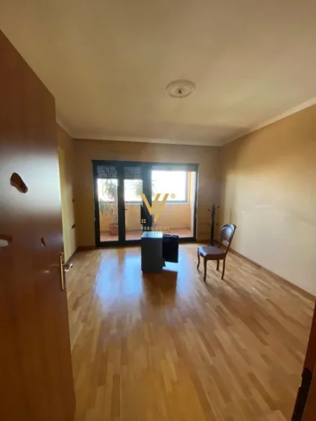 Tirane, jepet me qera zyre Kati 10, 160 m² 2.200 € (BLLOKU)