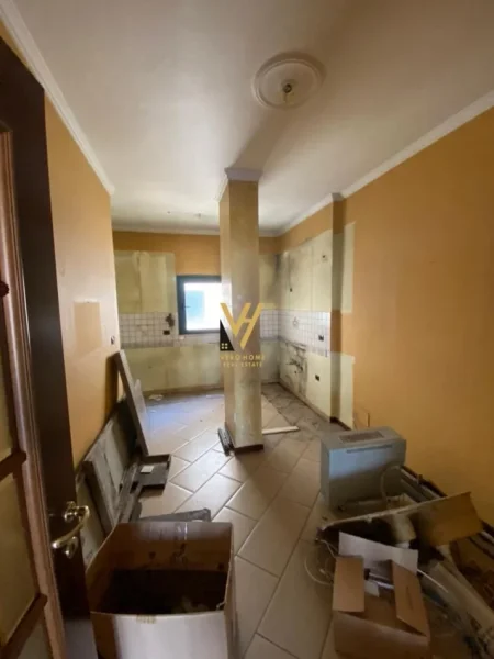 Tirane, jepet me qera zyre Kati 10, 160 m² 2.200 € (BLLOKU)