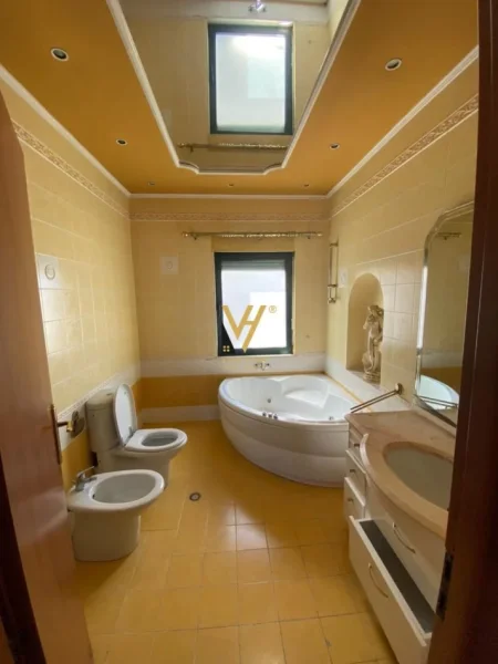 Tirane, jepet me qera zyre Kati 10, 160 m² 2.200 € (BLLOKU)