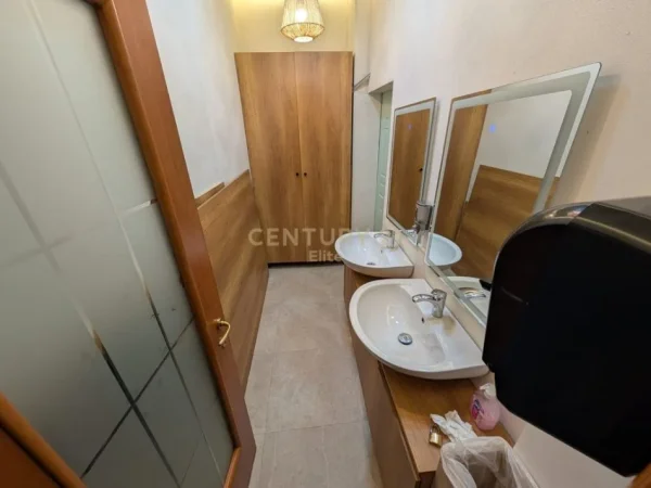 Tirane, jepet me qera bar-resorant Kati 0, 150 m² 2.500 € 