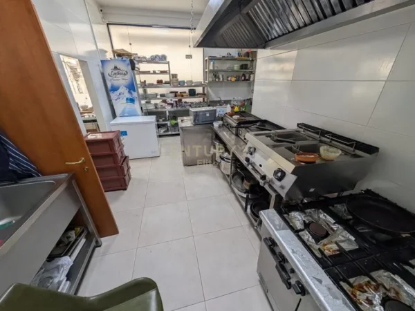 Tirane, jepet me qera bar-resorant Kati 0, 150 m² 2.500 € 