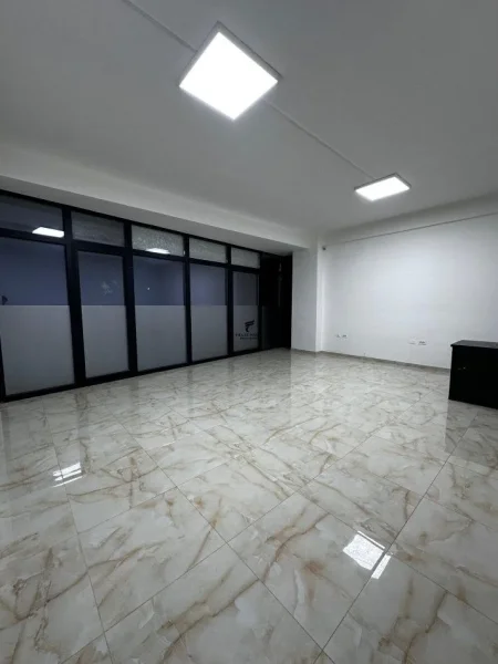 Tirane, jepet me qera zyre Kati 1, 230 m² 2.500 € (SELVIA)