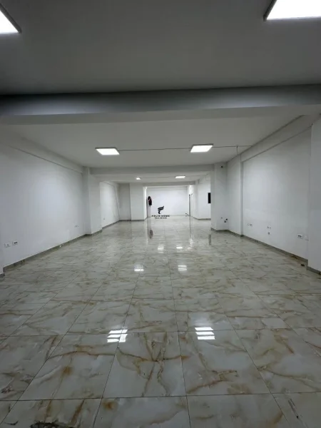 Tirane, jepet me qera zyre Kati 1, 230 m² 2.500 € (SELVIA)