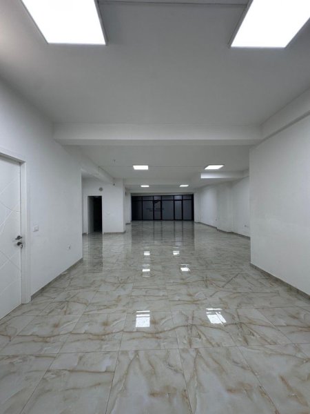 Tirane, jepet me qera zyre Kati 1, 230 m² 2.500 € (SELVIA)