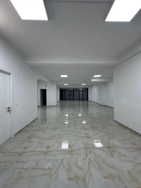 Tirane, jepet me qera zyre Kati 1, 230 m² 2.500 € (SELVIA)