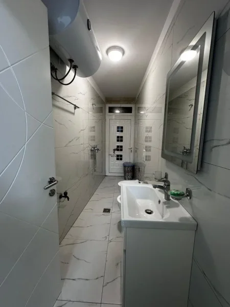 Tirane, jepet me qera zyre Kati 1, 230 m² 2.500 € (SELVIA)