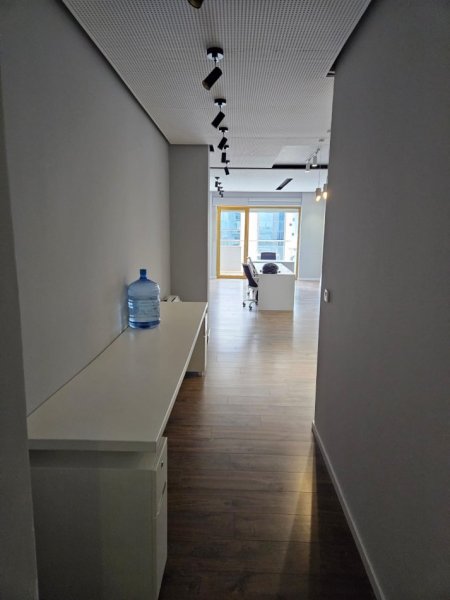 Tirane, jepet me qera Kati 3, 160 m² 3.000 € (Blloku)